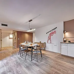 https://nouveau-aux-marches-du-palais-spacieux-loggia.fr-provencehotel.com